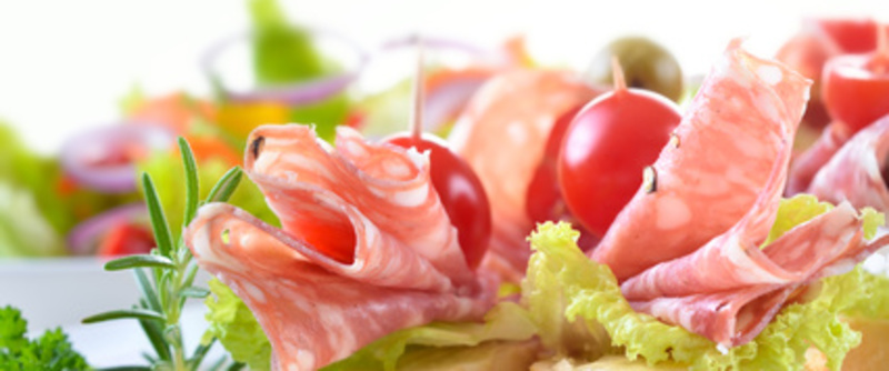 Partyhppchen mit feiner italienischer Salami,  Salatblatt und Cherrytomate